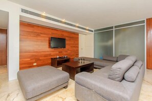 TV - Spacious, Poolside, Gym, 1 Block Beach & 5th Ave (Playa del Carmen)