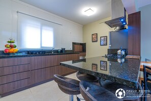 Fridge, microwave, oven, stovetop - Triplex house with 3 suites in Canela, 650 meters from the Stone Cathedral and 7 km from Gramado. (Canela)