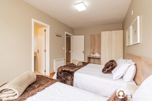 3 bedrooms, iron/ironing board, WiFi, bed sheets - Triplex house with 3 suites in Canela, 650 meters from the Stone Cathedral and 7 km from Gramado. (Canela)