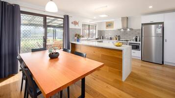 KylskÄp, mikrovÄgsugn, ugn och spishÀll