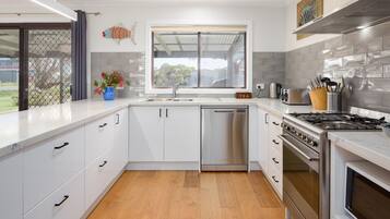 KylskÄp, mikrovÄgsugn, ugn och spishÀll