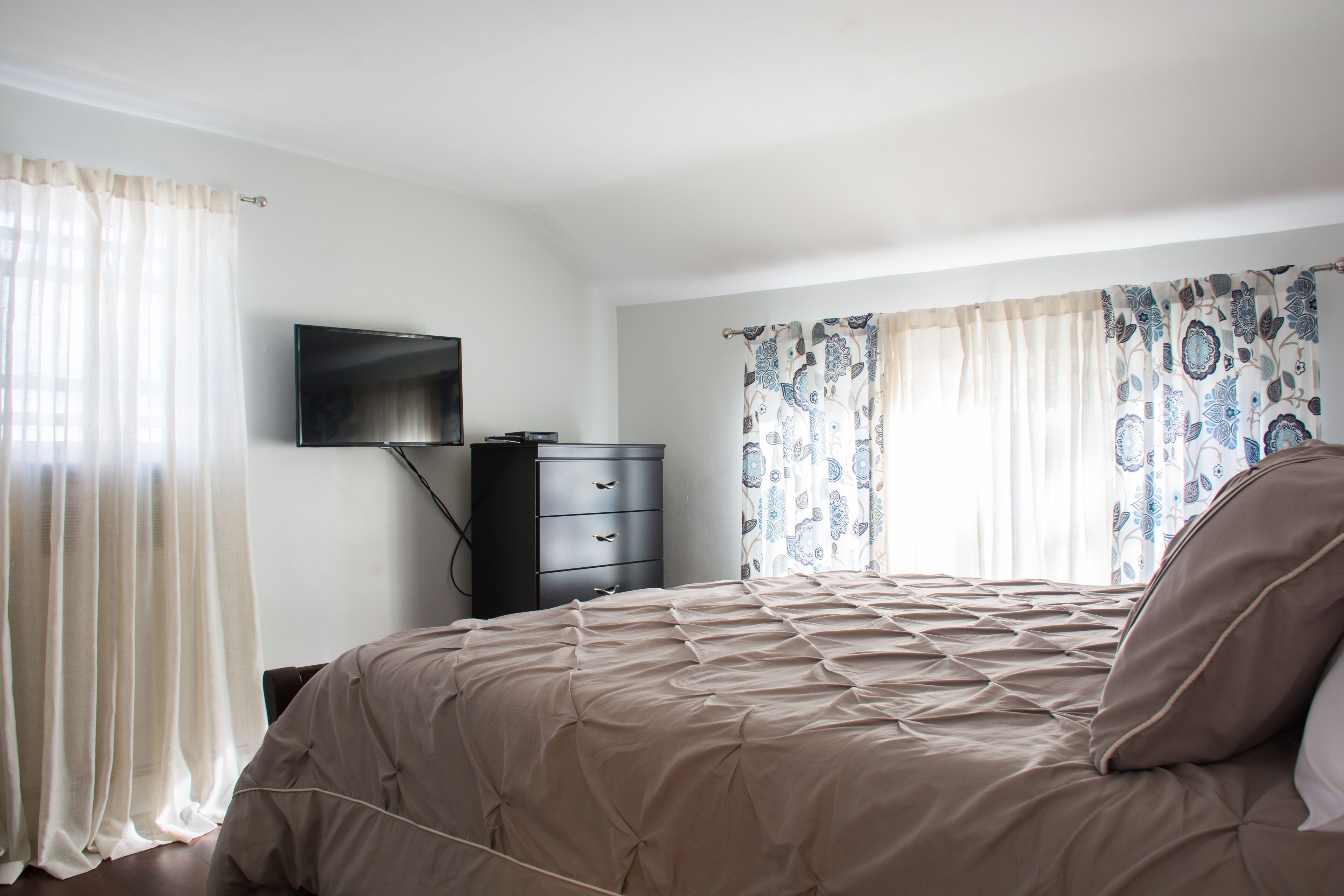 Beautiful, Convenient, easy access to NYC, shopping, WiFi, free parking