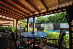 Outdoor dining - Chic Apartment in Aruba! (Noord)