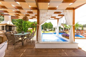 Outdoor dining - Eva Villa, Pool & Whirlpool, BBQ, Playground & Ping Pong (Perama)