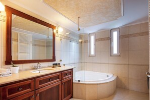 Combined shower/bathtub, hair dryer, bathrobes, towels - Eva Villa, Pool & Whirlpool, BBQ, Playground & Ping Pong (Perama)