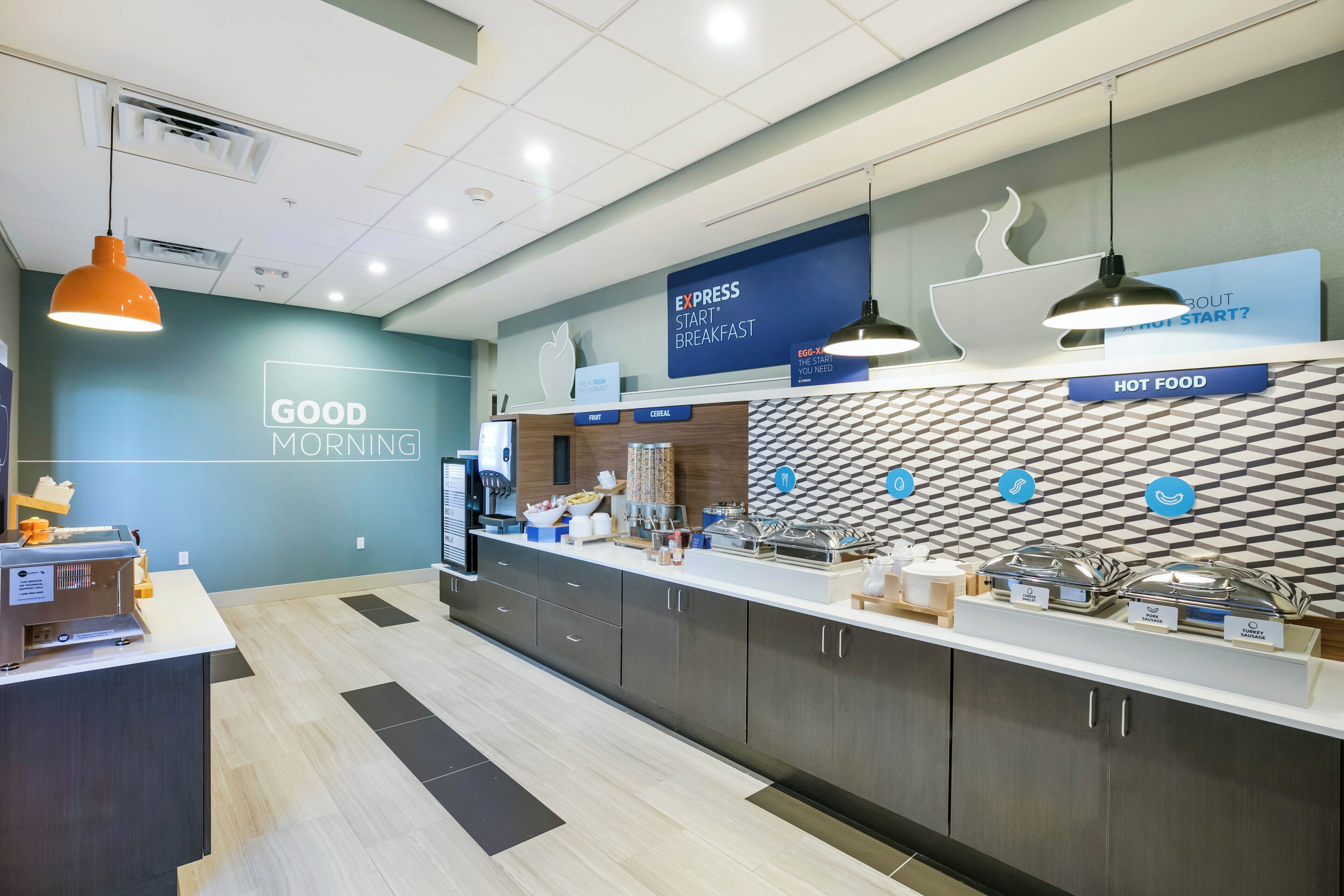 Un rincón de desayuno con un letrero que dice 'EXPRESS START BREAKFAST' y una pared con un diseño geom étrico.