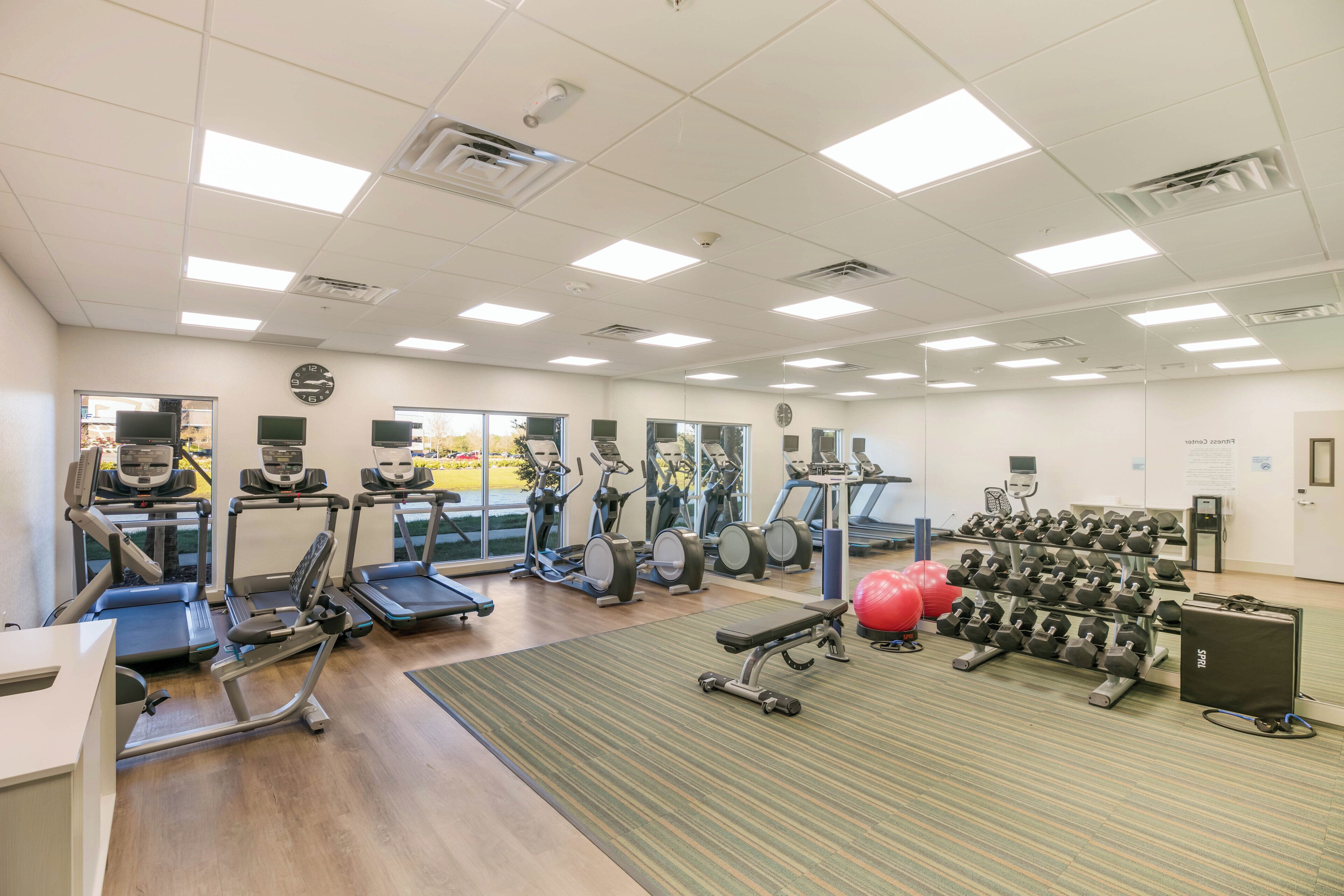 Photo - Holiday Inn Express & Suites Jacksonville - Town Center by IHG