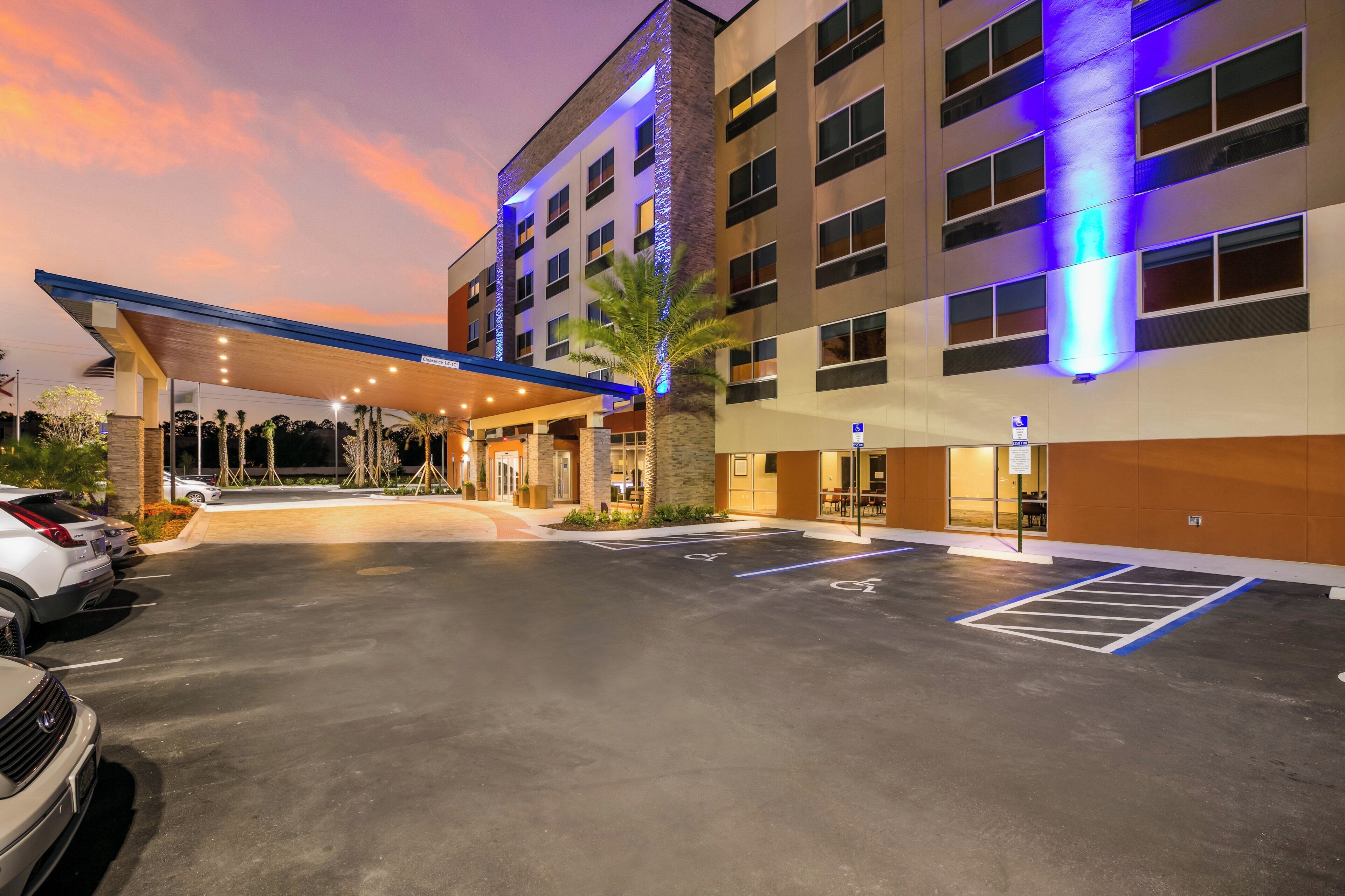 Photo - Holiday Inn Express & Suites Jacksonville - Town Center by IHG