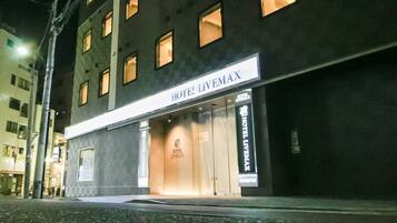 Fachada de la propiedad por la tarde o noche