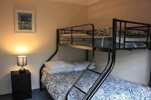 2 bedrooms, iron/ironing board, travel crib - Lakes Edge Cottage - Self Contained (Nords Wharf)