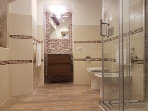 Dusche, Haartrockner, Bidet, Handtücher