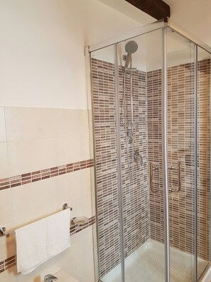 Shower, hair dryer, bidet, towels - Modern apartment in the heart of Ortigia few meters away from the Waterfront (Siracusa)