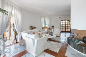 Fireplace - Torre dell'Aquila, Luxury Villa with concierge service. (Forio)