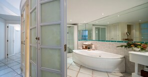 Shower, jetted tub, free toiletries, hair dryer - Torre dell'Aquila, Luxury Villa with concierge service. (Forio)