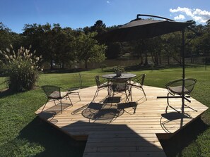 Outdoor dining - Peaceful, Private Cottages On Bayou Teche (New Iberia)