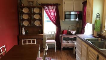 Refrigerador, microondas, cafetera y tetera y periquera