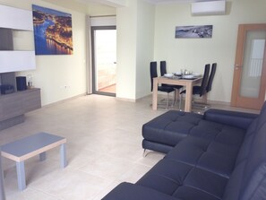 TV, DVD player, stereo - OLD TOWN, Apt. 120m2 in Downtown Albufeira, AIR CONDITIONING / CABLE TV / FREE WIFI (Albufeira)