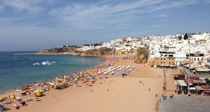 VIEILLE VILLE, Apt.120m2 au centre-ville d'Albufeira, CLIMATISATION / TĂLĂVISION PAR CĂBLE / WIFI GRATUIT