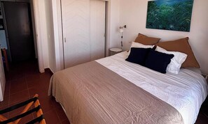 Ferros/tábuas de passar roupa, acesso à internet, roupa de cama