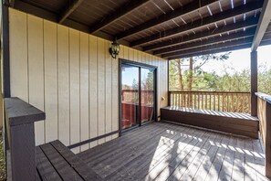 Terrace/patio - Deer Heaven Two Story Cabin (Oakhurst)