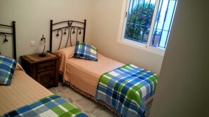 2 slaapkamers, een strijkplank/strijkijzer, internet, beddengoed