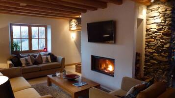 Smart TV, fireplace, stereo