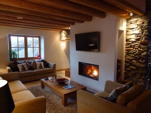 Smart TV, fireplace, stereo