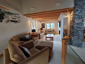 TV connectée, cheminée, chaßne hi-fi