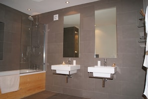 Combined shower/bathtub, hair dryer, toilet paper - Luxury chalet 200M to the piste/restaurant/ski shop, with wifi (la palgne)