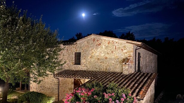A stone building with a tiled roof, a small window, and a staircase leading to the entrance. - Beautiful stone country villa in the hills (Casaprota (Rieti))