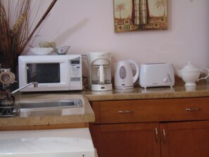 Frigorífico, microondas, horno y placa de cocina