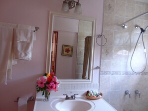 Bañera, secador de pelo, toallas y jabón