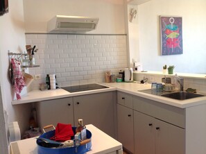 Réfrigérateur, micro-ondes, plaque de cuisson, cafetière/bouilloire