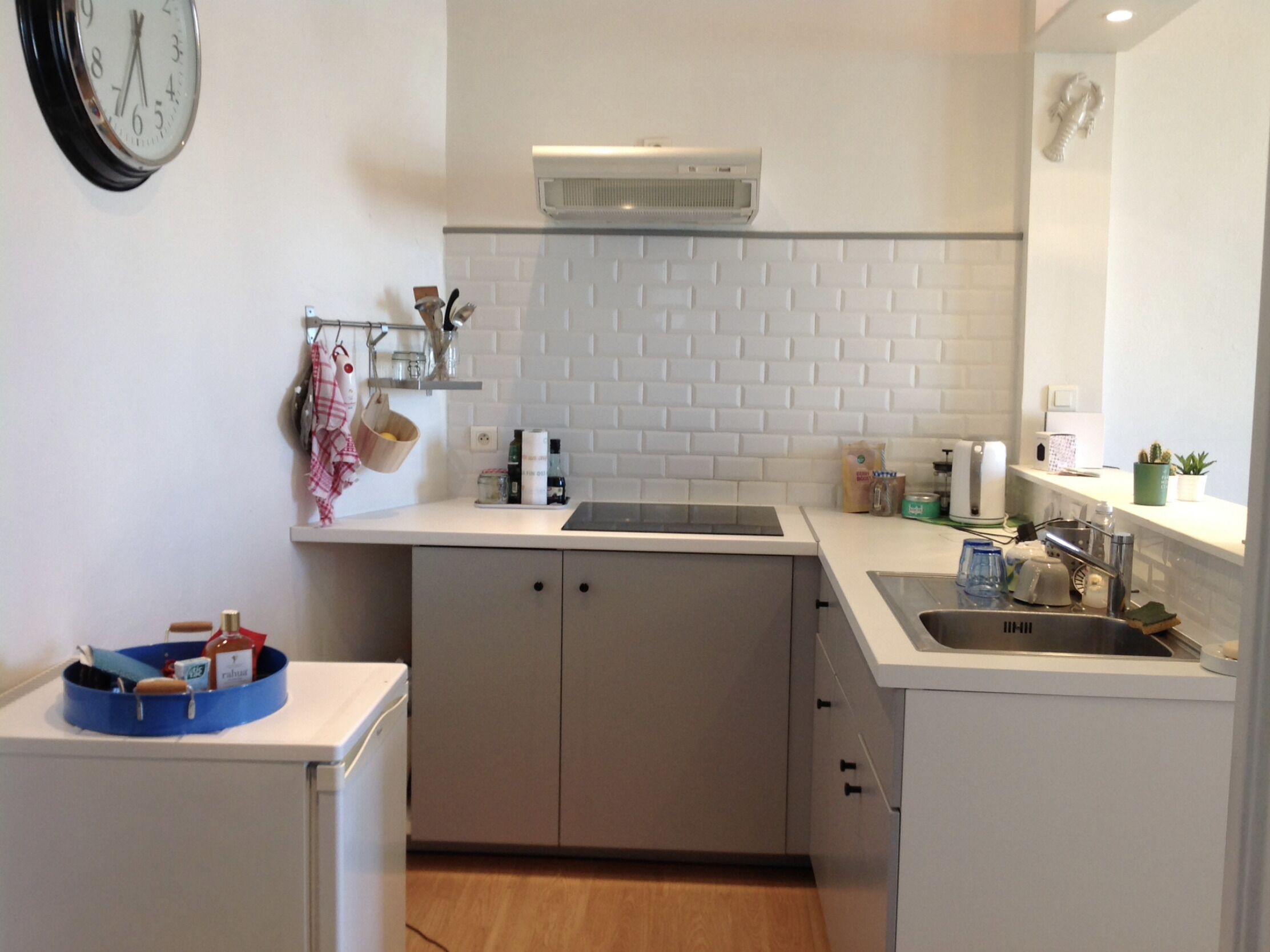 Réfrigérateur, micro-ondes, plaque de cuisson, cafetière/bouilloire