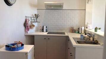 Réfrigérateur, micro-ondes, plaque de cuisson, cafetiÚre/bouilloire