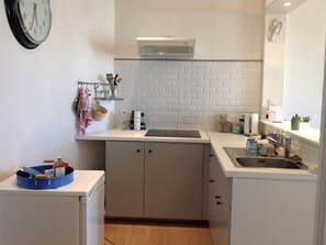 Réfrigérateur, micro-ondes, plaque de cuisson, cafetière/bouilloire