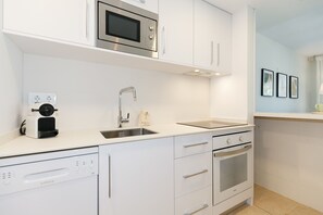 Réfrigérateur, micro-ondes, lave-vaisselle, cafetière/bouilloire