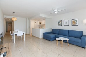 TV - Beachfront Apartment · Pool · Parking · UHC PLAYAMERO 213 (Salou)