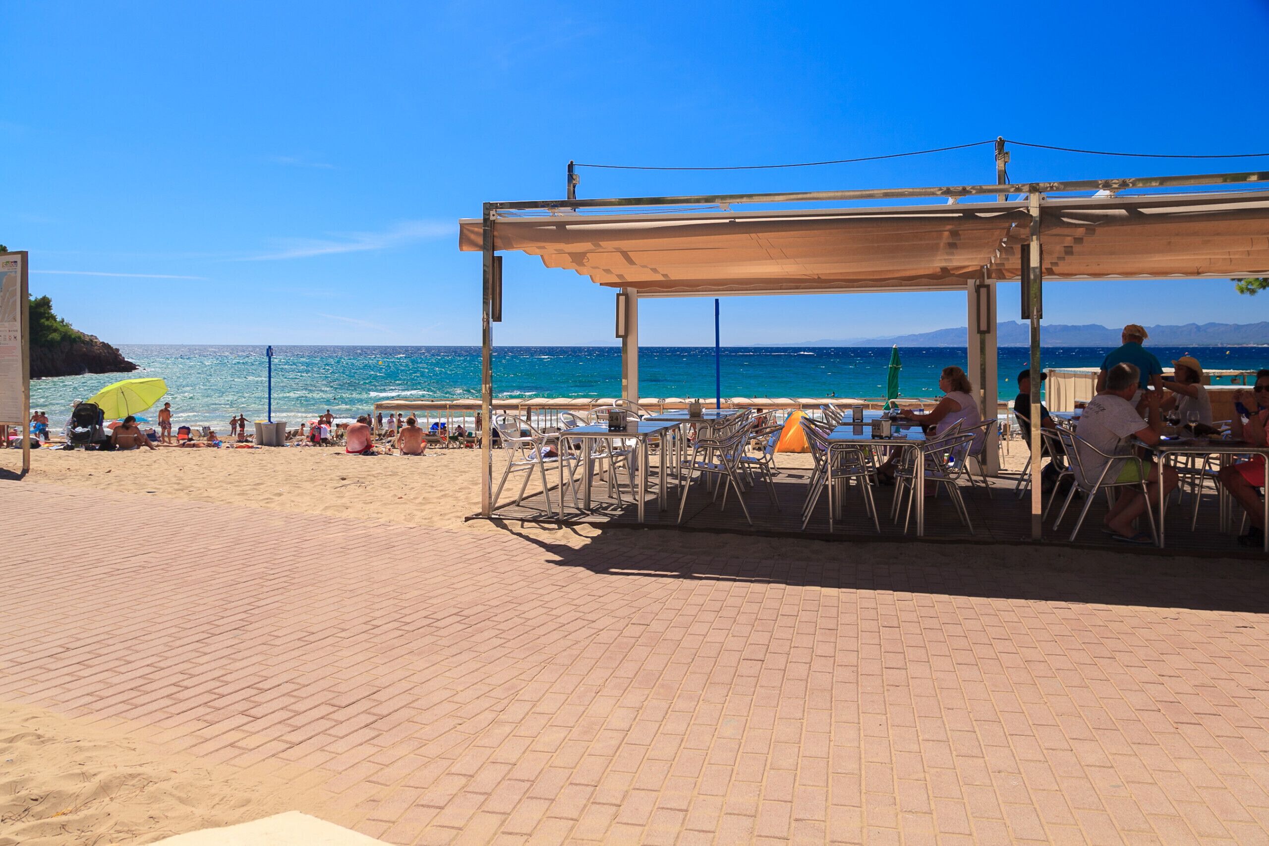 Vlak bij het strand, een strandbar