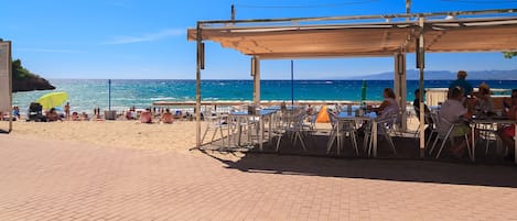 Vlak bij het strand, een strandbar