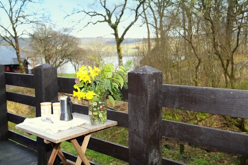 Eine charmante Hütte mit Holzofen, Whirlpool und herrlichem Blick auf den See.