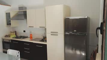 KĂŒhlschrank, Mikrowelle, Ofen, Herdplatte