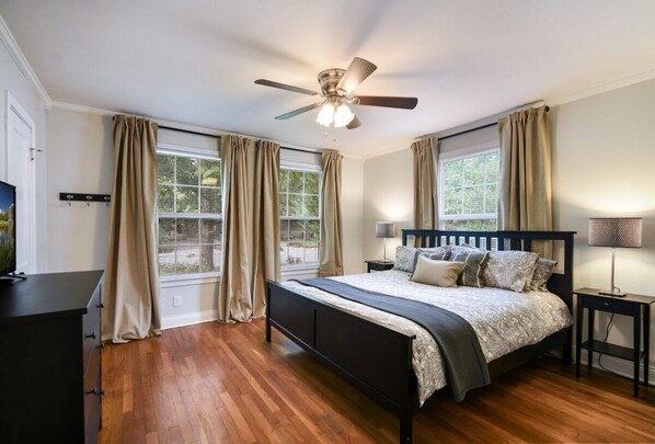 3 bedrooms, desk, iron/ironing board, free WiFi