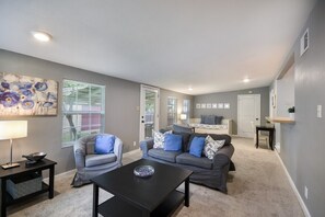 Smart-TV, DVD-spiller, bøker og filmbibliotek