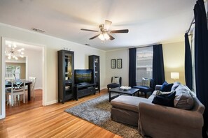 Smart-TV, DVD-spiller, bøker og filmbibliotek