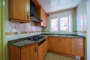 Geladeira, micro-ondas, fogão, cooktop