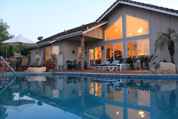 Utendørsbasseng og et oppvarmet basseng