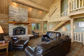 TV connectée, cheminée, lecteur de DVD, baby-foot