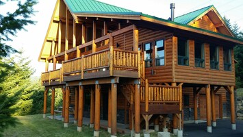 Alpine Lodge Front Deck Entry