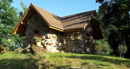 Petite maison en pierre des plus insolites à la campagne